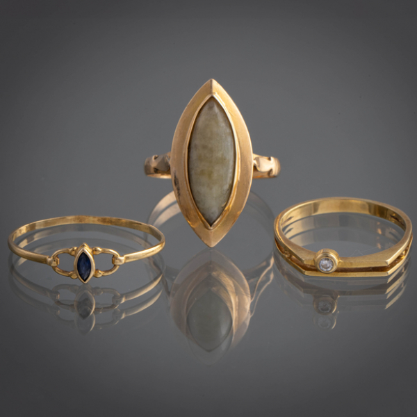 Conjunto de tres anillos en oro amarillo de 18kt con brillante, zafiro y jade.