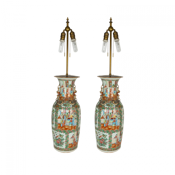 Pareja de jarrones en porcelana china Familia Rosa convertidos en lámparas, con decoración de motivos florales, dragones y escenas cortesanas en cartelas, s.XX.