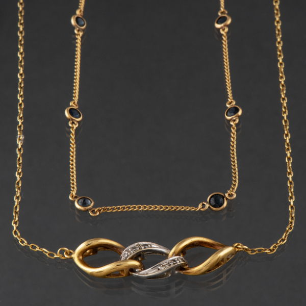 Conjunto de dos gargantillas en oro amarillo de 18 kt.