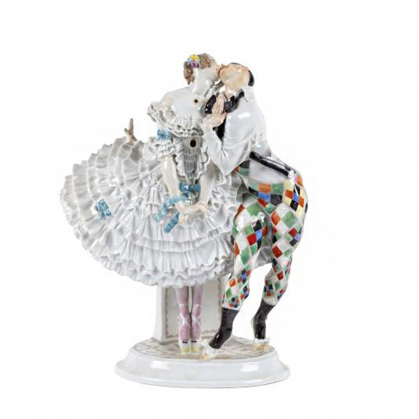 "Arlequín y colombina". Figura realizada en porcelana de Meissen esmaltada, vidriada y dorada, modelo del artista Paul Scheurich, de 1914.