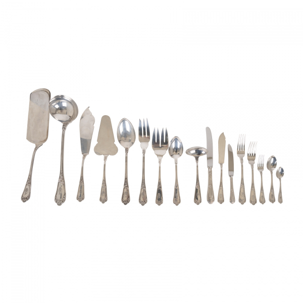 Cubertería en plata punzonada Cruz de Malta, Ley Sterling 925, modelo Luis XV. 116 piezas.