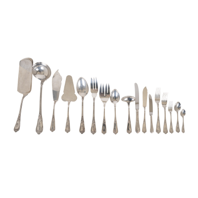 Cuberter&iacute;a en plata punzonada Cruz de Malta, Ley Sterling 925, modelo Luis XV. 116 piezas.