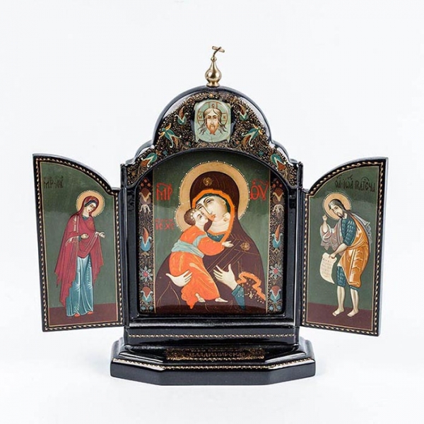 Bello icono en tríptico de sobremesa realizado en madera lacada y pan de oro