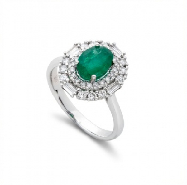 Sortija en oro blanco con esmeralda central y orla de diamantes talla brillantes  