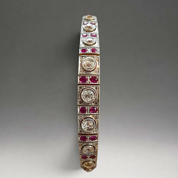 Espectacular Brazalete Art Noveau de los A&ntilde;os 20 en oro, rub&iacute;es y diamantes.