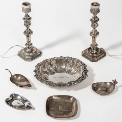 Miscel&aacute;nea de pareja de l&aacute;mparas, tres ceniceros y legumbrera en plata espa&ntilde;ola y punzonada del siglo XX.