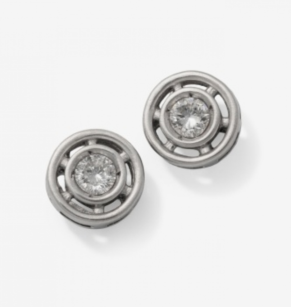 Pendientes chatón en oro blanco con diamante talla brillante central con un peso total de 0,28 cts. aprox.