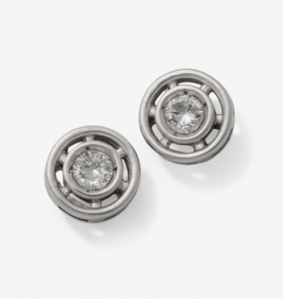 Pendientes chat&oacute;n en oro blanco con diamante talla brillante central con un peso total de 0,28 cts. aprox.