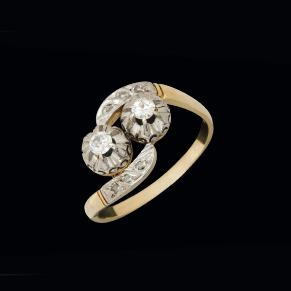 Anillo de oro amarillo de 18 K. y platino tú y yo de diamantes.