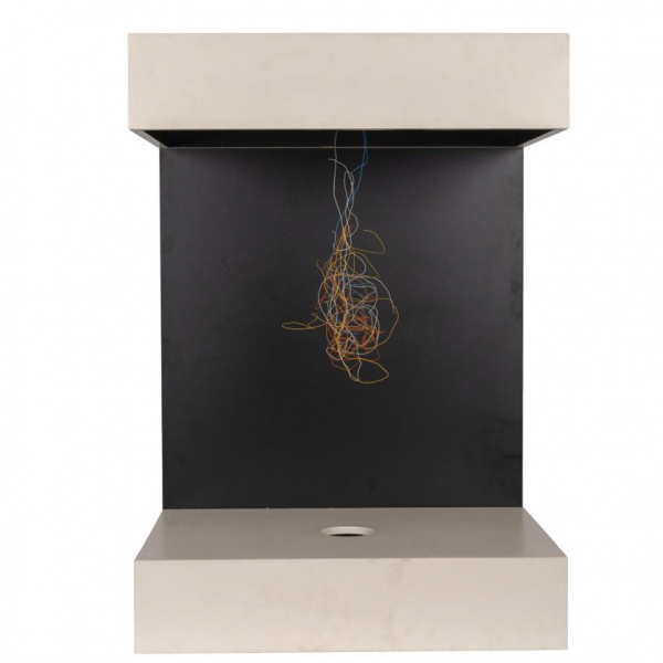 Daniel Canogar. "Sin título". Estructura de madera, cables telefónicos encontrados, proyector, reproductor multimedia, USB, ventiladores y bucle de proyección de vídeo.