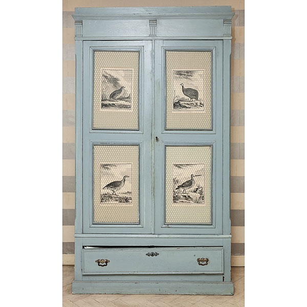 Armario policromado en azul con grabados de aves