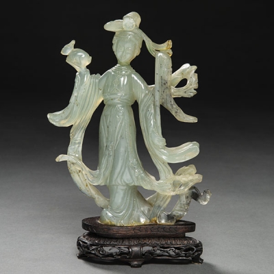 &quot;Guanyín&quot; Figura escultórica realizada en jade. Trabajo Chino, Primer tercio del siglo XX
