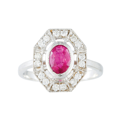 Sortija diseño octogonal en oro blanco con rubí talla oval y diamantes talla brillante.