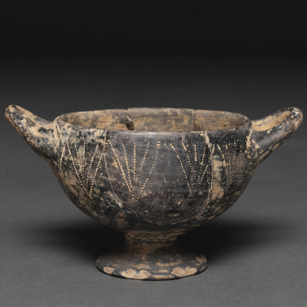 Antigua copa de Vino con dos asas en tierra negra, posiblemente romana.