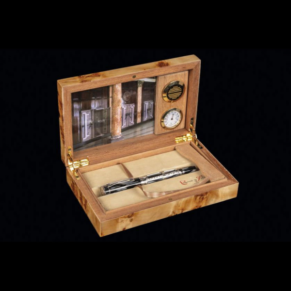 Bol&iacute;grafo marca CUERVO Y SOBRINOS, realizado en resina blanca y negra amarmolada.