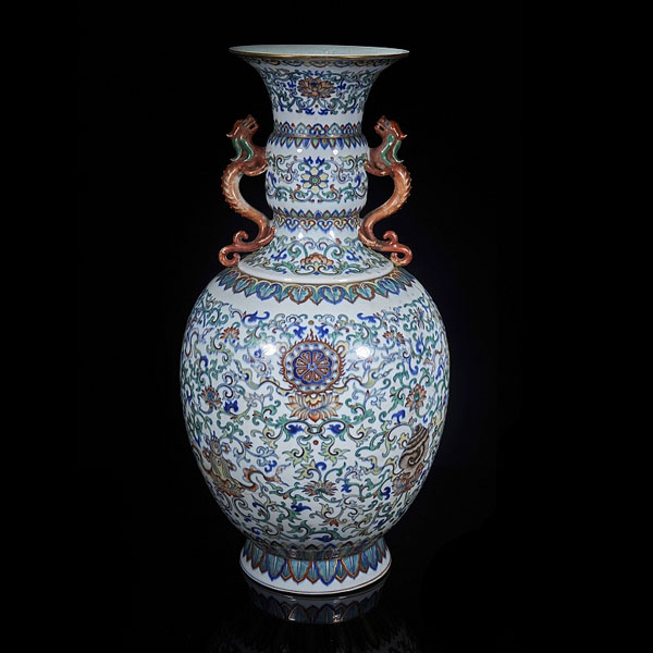 Jarr&oacute;n de porcelana con esmalte "Doucai" con decoraci&oacute;n de "Lotos y dragones", dinast&iacute;a Qing. 
