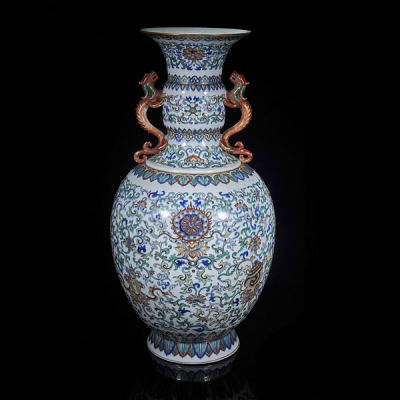 Jarrón de porcelana con esmalte &quot;Doucai&quot; con decoración de &quot;Lotos y dragones&quot;, dinastía Qing. 