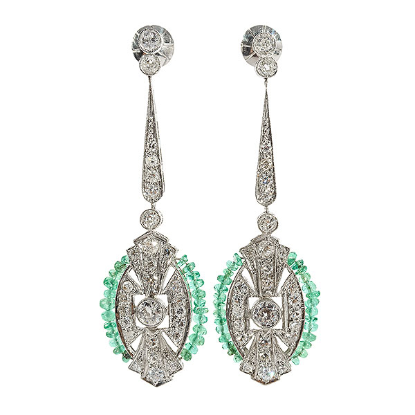 Pendientes largos estilo Art Déco en platino con cuentas de esmeraldas y diamantes talla brillante engastados en chatón y pavé