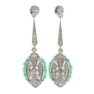 Pendientes largos estilo Art Déco en platino con cuentas de esmeraldas y diamantes talla brillante engastados en chatón y pavé