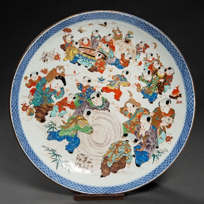 &quot;Niños jugando con peces&quot; Gran plato en porcelana Japonesa del siglo XIX