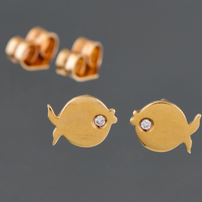 Pareja de pendientes en forma de pez en oro amarillo de 18 kt con brillante.