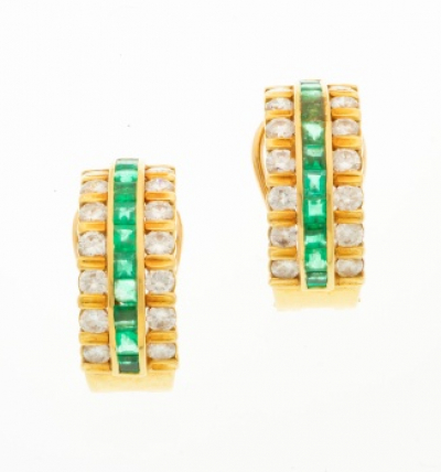 Pendientes en oro amarillo con fila central de esmeraldas y 2 filas a los lados con un total de 28 diamantes talla brillante