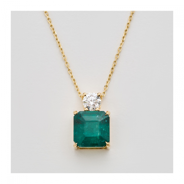Colgante en oro con esmeralda de Zambia talla octogonal coronada por diamante talla brillante.