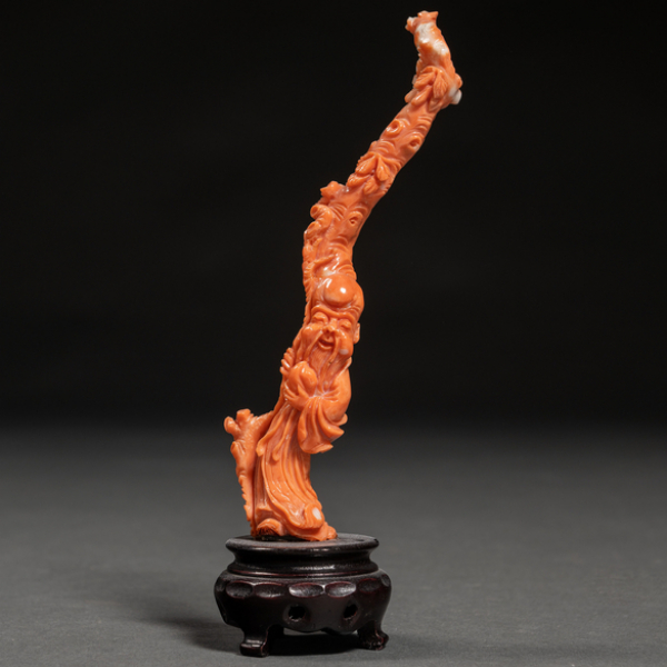 &quot;Anciano de la Antigüedad con melocotón&quot; Figura china en coral rojo. Primer tercio del siglo XX