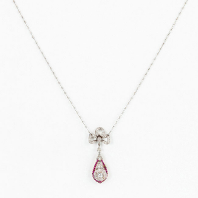 Bello colgante antiguo en platino y oro amarillo 18 K, con diamantes y cadenita de platino 