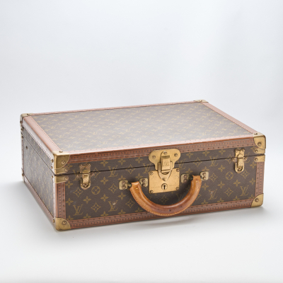 LOUIS VUITTON. Ba&uacute;l vintage modelo &laquo;Cotteville 50&raquo; en piel marr&oacute;n con monogramas con herrajes, cierres, broches y tachuelas de lat&oacute;n macizo.