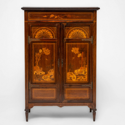 Mueble de dos puertas en madera con marqueter&iacute;a de animales del siglo XX.