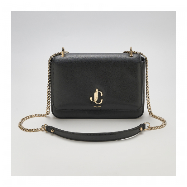 JIMMY CHOO. Bolso bandolera en piel de tonalidad negra con cierre de solapa imantada y cadena en metal dorado regulable a dos medidas. Nuevo a estrenar.