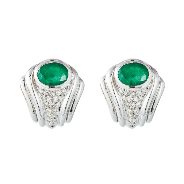 Pendientes diseño media criolla en oro blanco con esmeralda talla oval y pavé de diamantes talla brillante.