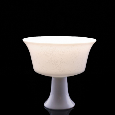 Taza de porcelana esmaltada en blanco &quot;Escena aves&quot;, estilo Ming. 