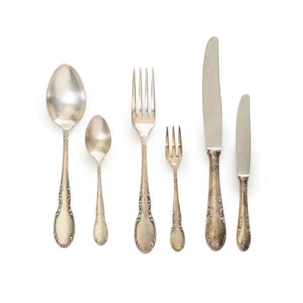 Cubertería en plata punzonada, s.XX. 36 piezas. 