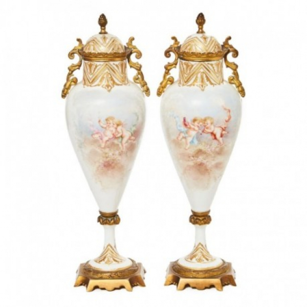 Pareja de jarrones en porcelana de Sèvres y montura en bronce