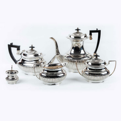 Juego de café vintage en plata de ley contrastada, estilo &#039;decó&#039;, con cuerpos gallonados. Asas geométricas y detalles en la tapa, en madera lacada en negro.