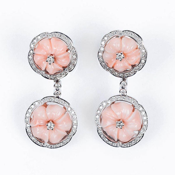 Bellos pendientes largos en oro blanco, limpios y blancos diamantes