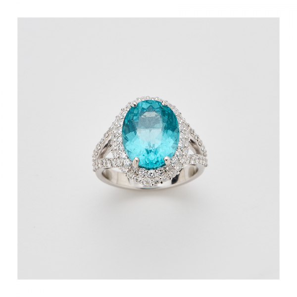 Sortija rosetón en oro blanco con turmalina de Mozambique color Paraiba Neon Bue talla oval y diamantes talla brillante en brazos y orla.