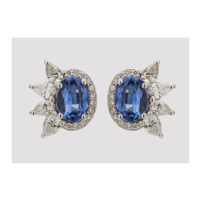 Pendientes en oro blanco con zafiro azul talla oval y diamantes tallas brillante y perilla.