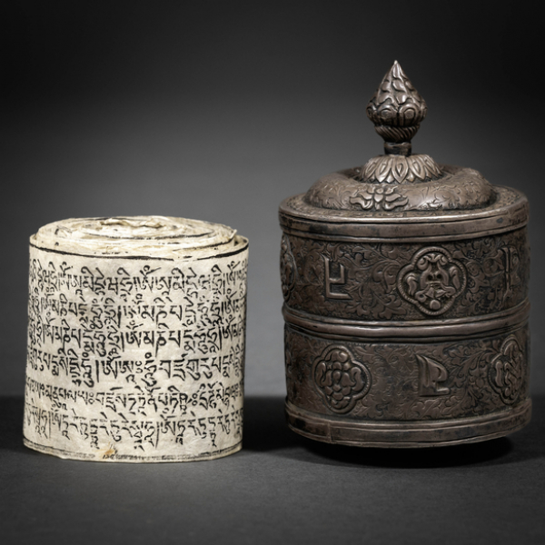 Tintero tibetano en plata repujada del siglo XX.