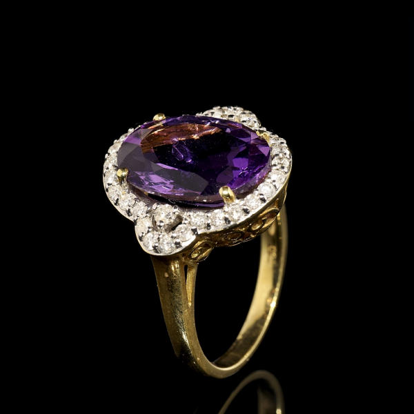 Anillo con amatista y diamantes en oro amarillo de 18K.  