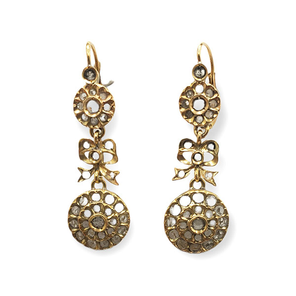 Pendientes largos Belle Époque en oro de 18k y diamantes talla rosa. Cierre catalán. Hacia 1910.