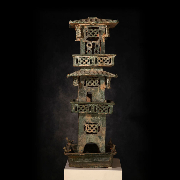 Excepcional gran pagoda china Tang en terracota,  Periodo Han (202 a.C. - 220 d.C.).