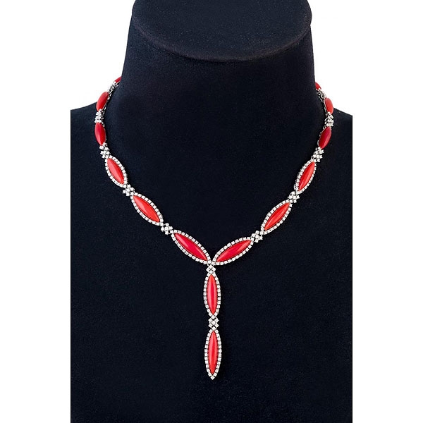 Collar de oro blanco de 18 K. con corales en forma de marquise orlados de brillantes (3,30 cts.).