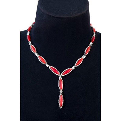 Collar de oro blanco de 18 K. con corales en forma de marquise orlados de brillantes (3,30 cts.).