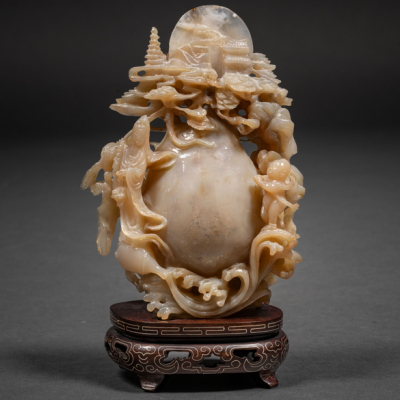 "Guanyin con ni&ntilde;o y paisaje" Grupo escult&oacute;rico en piedra tallada de &aacute;gata de siglo XX.