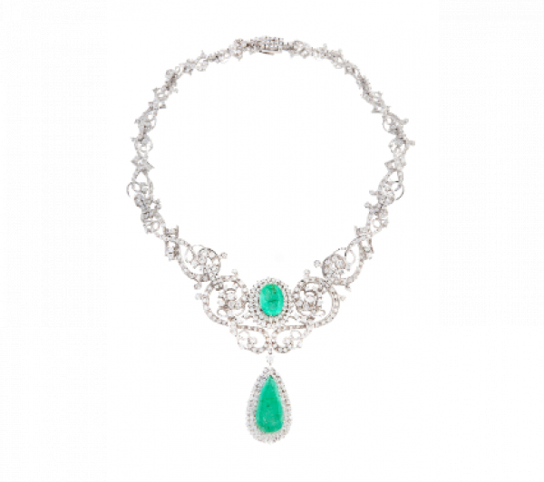 Collar de esmeraldas y brillantes, con gran perilla de esmeralda colgante de cintas entrelazadas de brillantes, con centro de esmeralda talla oval con doble orla de brillantes