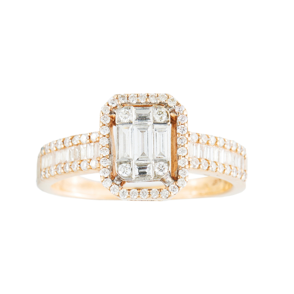 Sortija en oro rosa con centro y brazos de diamantes tallas brillante y baguette.