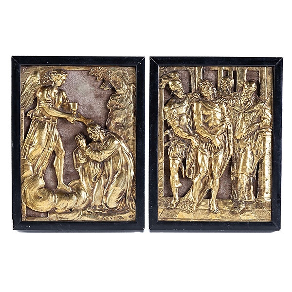 Dos relieves de bronce dorado "